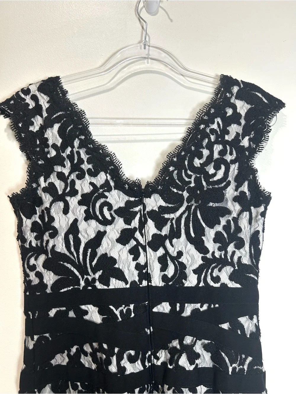 Tadashi Shoji Lace Dress Sz 8 Black Sleeveless Scallop Hem Sheath Cocktail Party